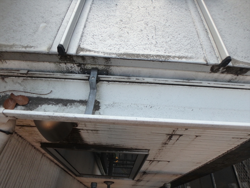 汚れているのは、雨樋の取付金具と屋根の凹凸部分で、雨水が集まって落ちる伝い水によるものです。